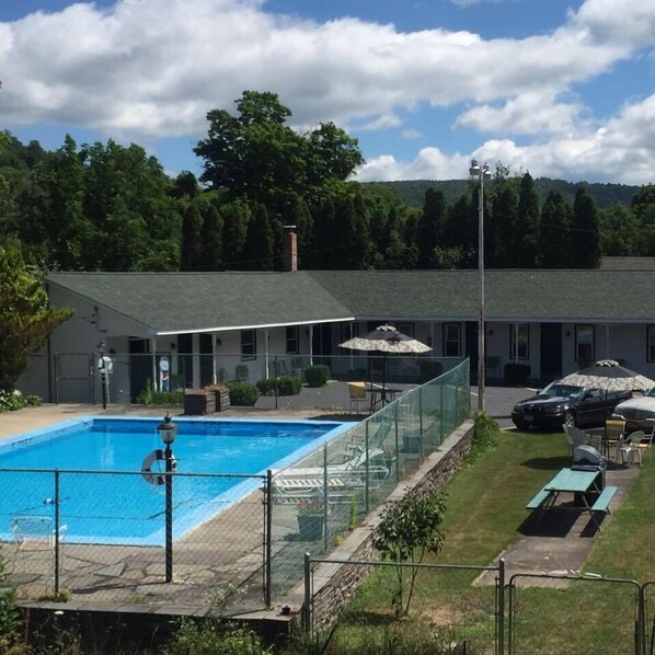 Außenpool (je nach Saison geöffnet), Sonnenschirme, Liegestühle