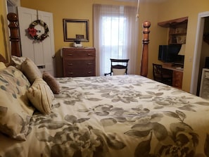 Deluxe Room, 1 King Bed, Non Smoking | Individually decorated, iron/ironing board, free cribs/infant beds