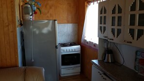 Family Cabin, Multiple Beds, Smoking, Mountain View | Private kitchen | Oven, dishwasher, rice cooker, cookware/dishes/utensils - Cabañas Piedra Blanca (Angol)