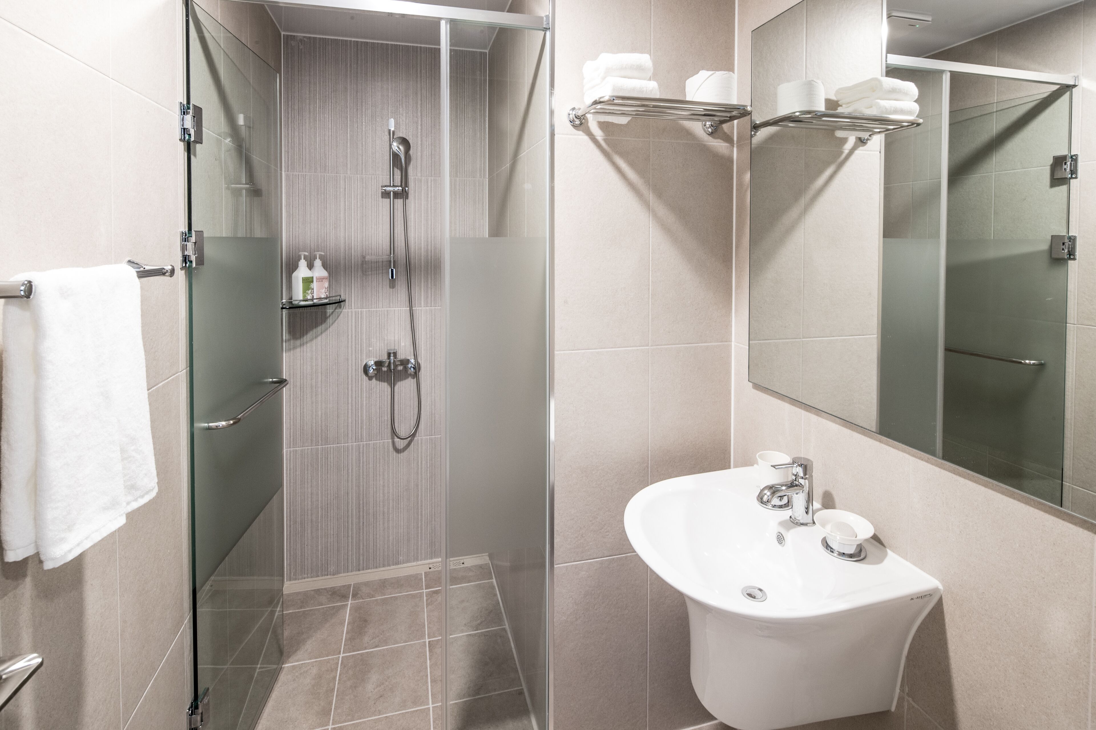 shower, free toiletries, hair dryer