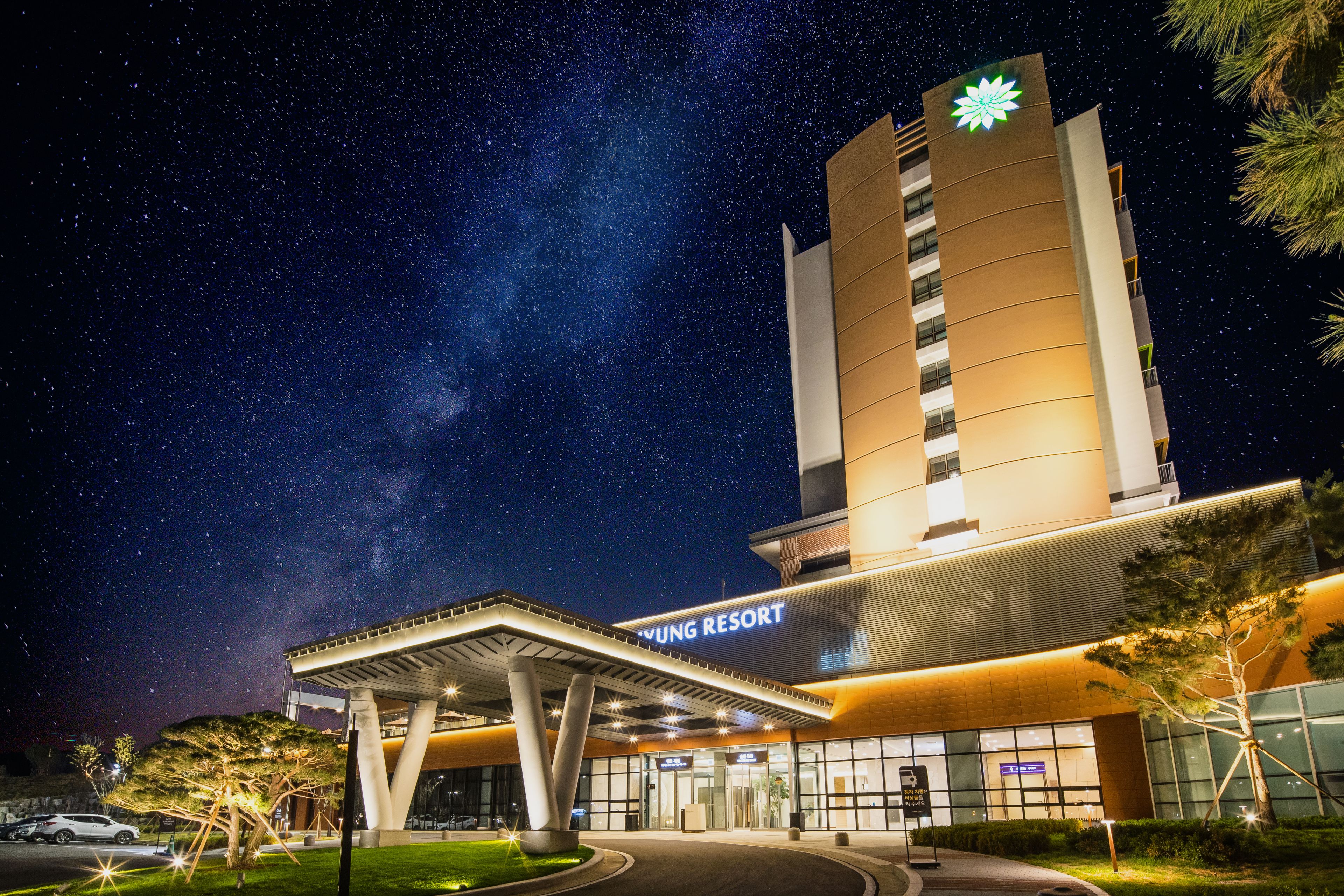 Fachada de la propiedad por la tarde o noche