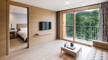 Premium bedding, blackout drapes, free WiFi, bed sheets