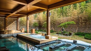 Un área de spa con hidromasaje, varias saunas y una piscina.