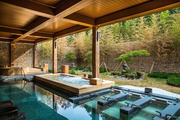 Un espace bien-être comprenant un jacuzzi, plusieurs saunas et une piscine.