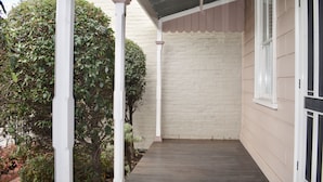 Unclassified image, 3 of 5, button - Barnard St Cottage (Bendigo)