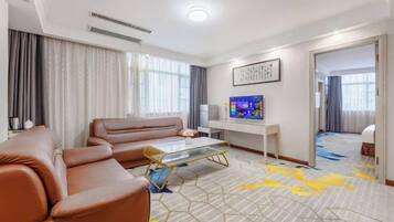 Escritorio, cortinas opacas, wifi gratis y ropa de cama