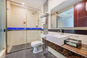 Escritorio, cortinas blackout, wifi gratis y ropa de cama 