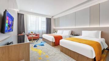 Escritorio, cortinas blackout, wifi gratis y ropa de cama