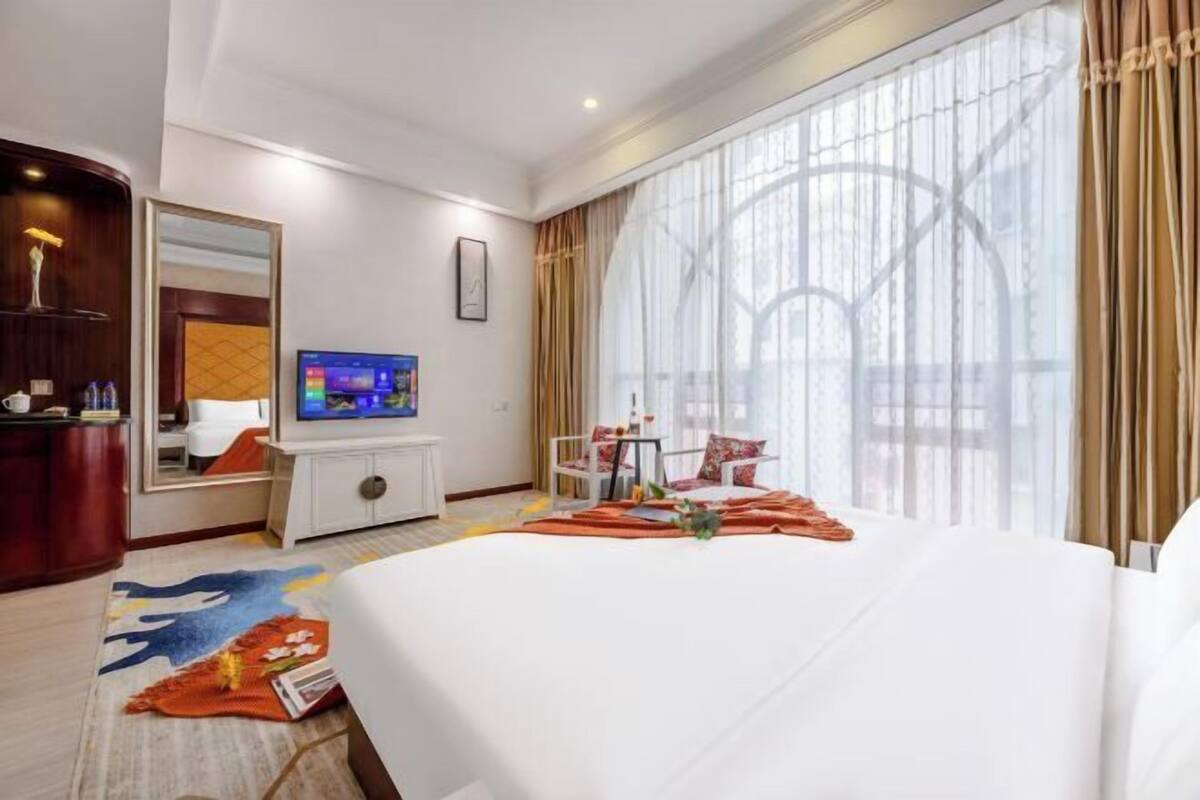 Escrivaninha, cortinas blackout, Wi-Fi de cortesia, roupa de cama