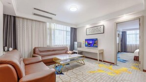 Escritorio, cortinas blackout, wifi gratis y ropa de cama