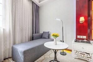 Desk, blackout curtains, free WiFi, bed sheets - Jin Yatai Business Hotel (Guangzhou)