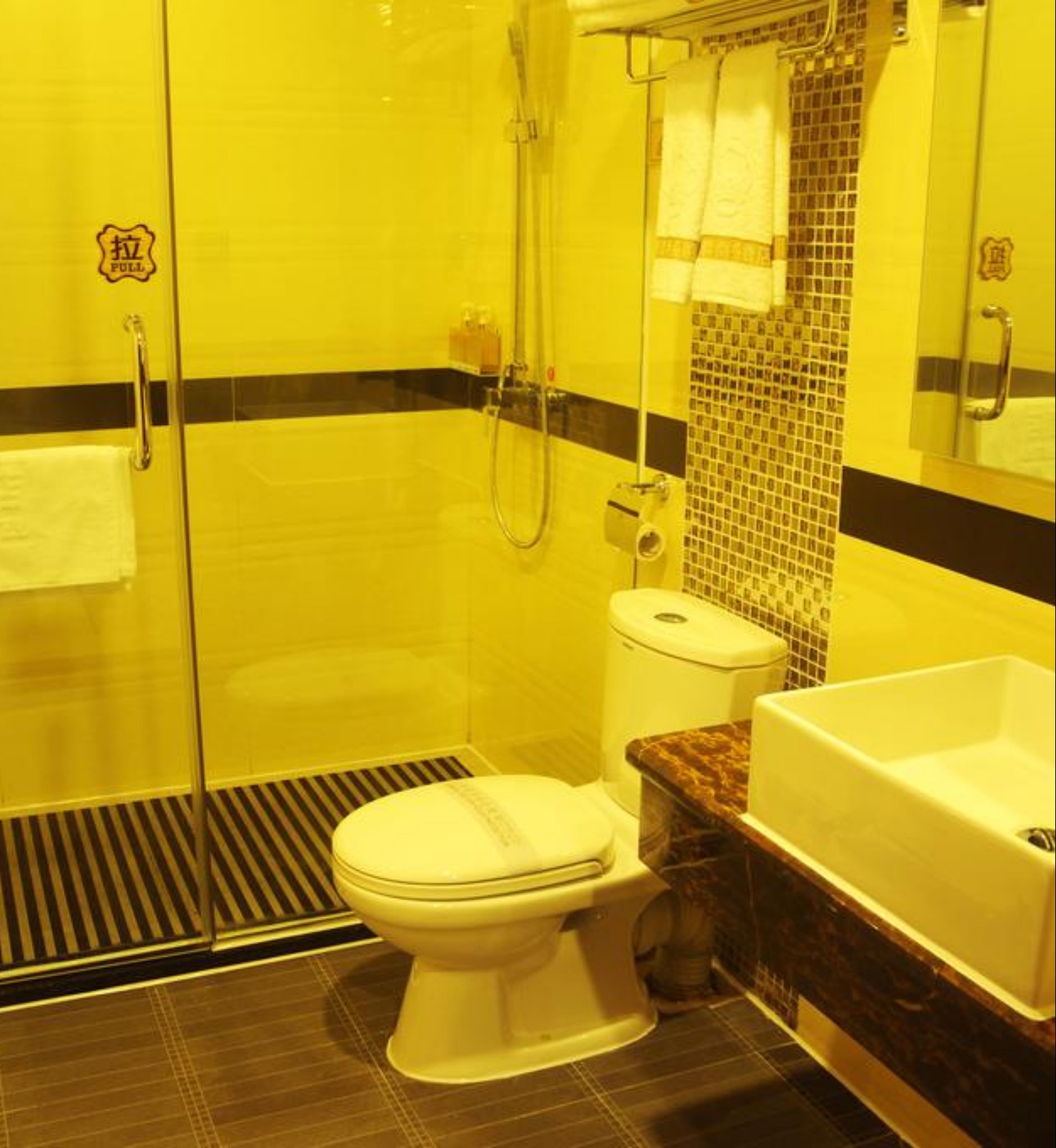 Ducha, artículos de higiene personal gratuitos y secador de pelo