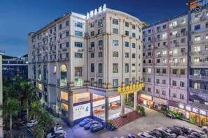A multi-story hotel with a central courtyard, multiple balconies, and a ground-level retail area. - Jin Yatai Business Hotel (Guangzhou)