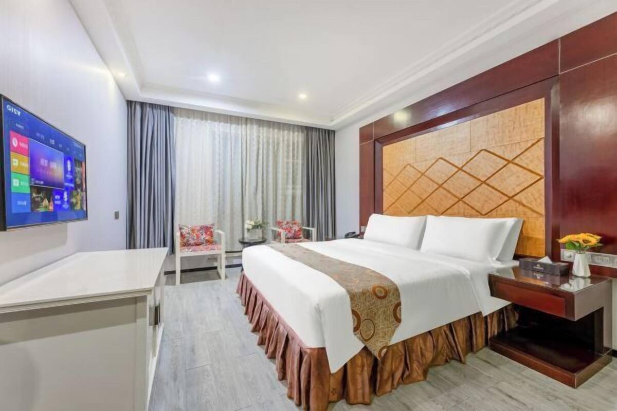 Escrivaninha, cortinas blackout, Wi-Fi de cortesia, roupa de cama