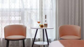 Escritorio, cortinas opacas, wifi gratis y ropa de cama