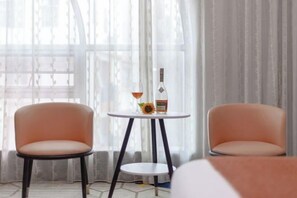 Desk, blackout drapes, free WiFi, bed sheets - Jin Yatai Business Hotel (Guangzhou)