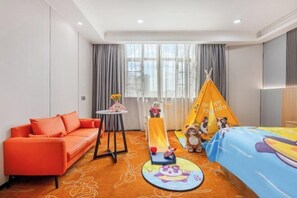 Desk, blackout drapes, free WiFi, bed sheets - Jin Yatai Business Hotel (Guangzhou)