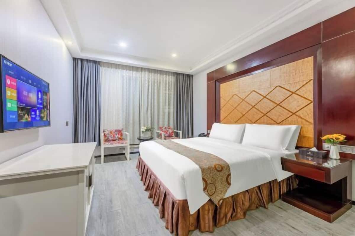 Desk, blackout curtains, free WiFi, bed sheets