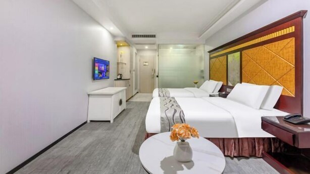 Escritorio, cortinas blackout, wifi gratis y ropa de cama