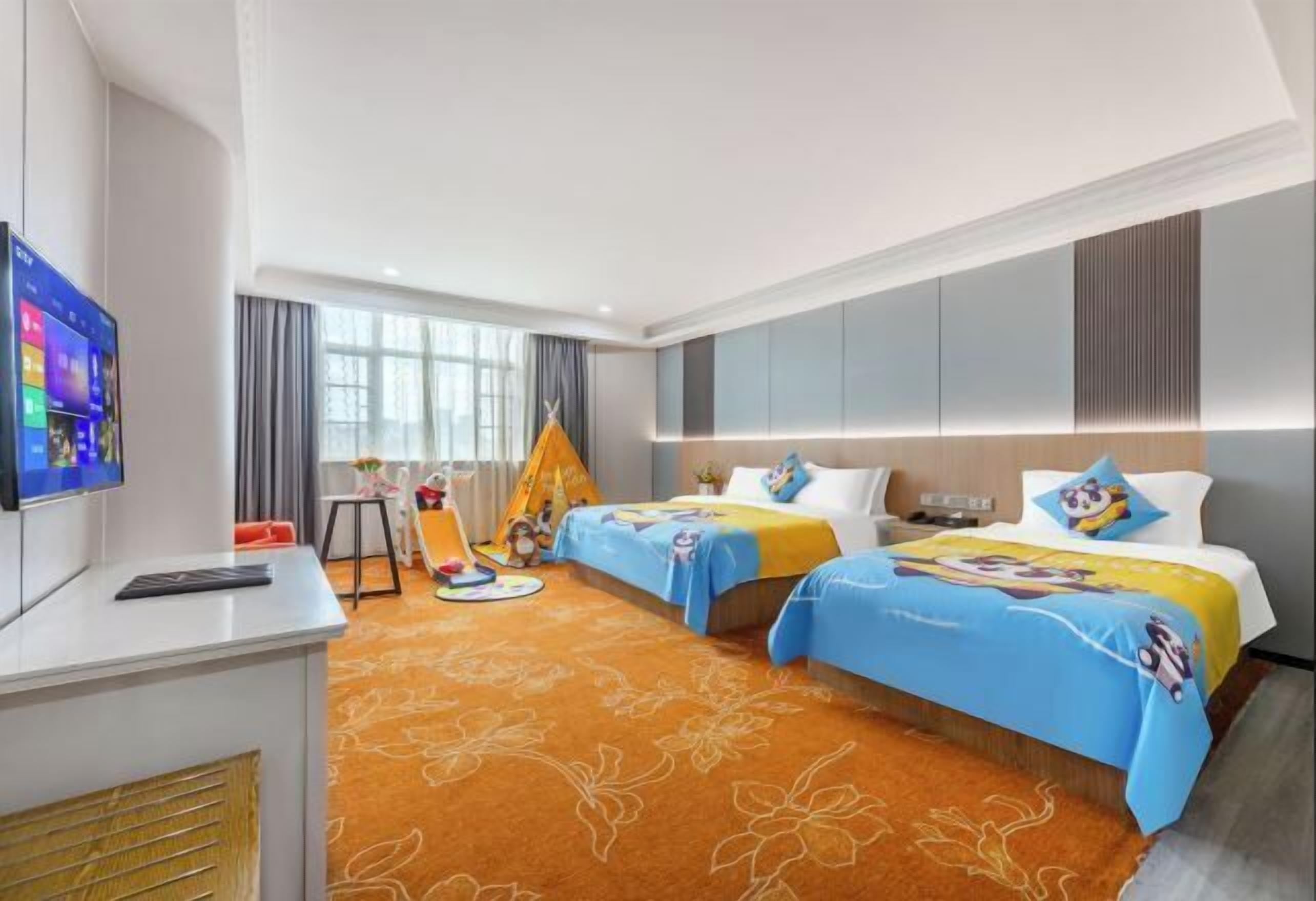 Escritorio, cortinas blackout, wifi gratis y ropa de cama 