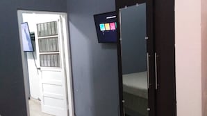 Tabla de planchar con plancha, wifi gratis y muebles diferentes 