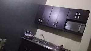 Cafetera/tetera, refrigerador, microondas, horno