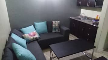 Kamar Double Klasik, 1 Tempat Tidur Queen | Area keluarga | Smart TV 52-inci dengan saluran TV kabel, TV, dan Netflix