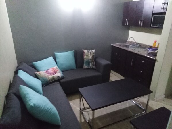 Classic Double Room, 1 Queen Bed | Living area | 52-inch Smart TV with cable channels, TV, Netflix - Gabriels Apartments (Tegucigalpa)