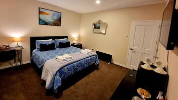 Bàn, khu vực làm việc phù hợp cho laptop, màn/rèm cản sáng