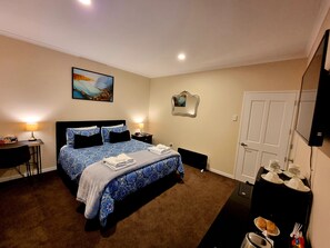 Escritorio, espacio para trabajar con un portátil, cortinas opacas