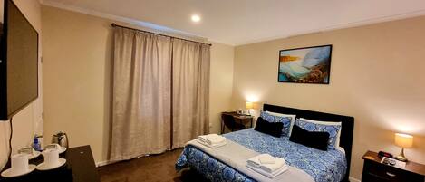 Een bureau, een laptopwerkplek, verduisterende gordijnen