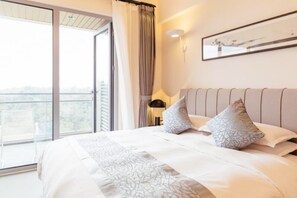 Desk, blackout curtains, free WiFi, bed sheets - A Naya Anlan Hotel (Qinhuangdao)