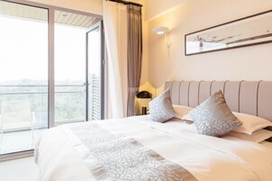 Desk, blackout drapes, free WiFi, bed sheets