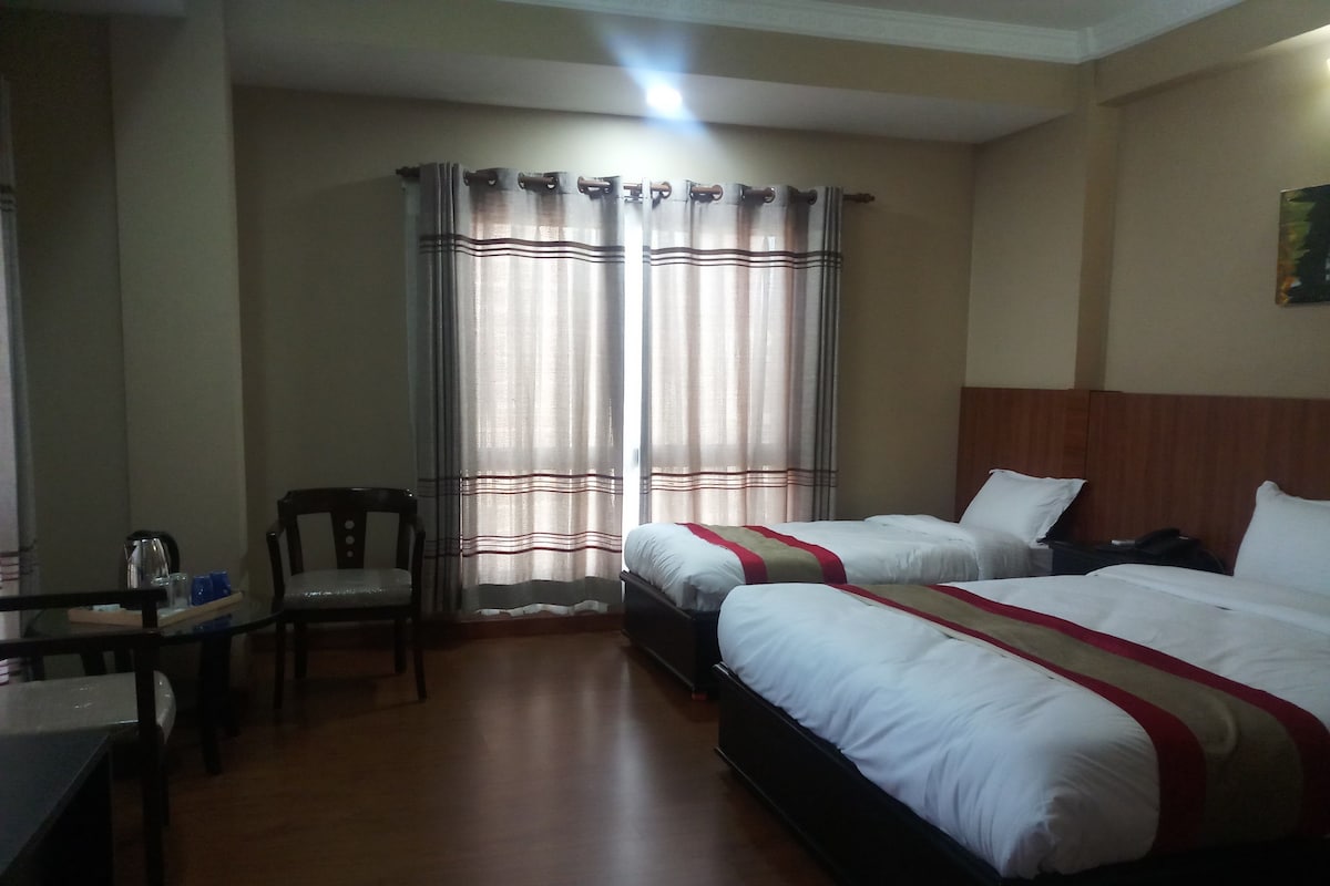 Bộ đồ giường cao cấp, nệm Select Comfort, bàn ủi/dụng cụ ủi quần áo 