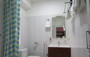 Shower, towels - Hotel Awana (Thaiba)