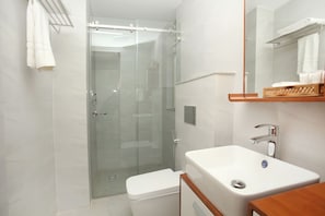 Apartment | Bathroom | Shower, hydromassage showerhead, free toiletries, towels