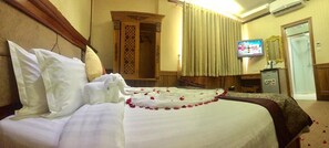 Minibar, in-room safe, desk, blackout curtains - Palace Hotel (Mandalay)