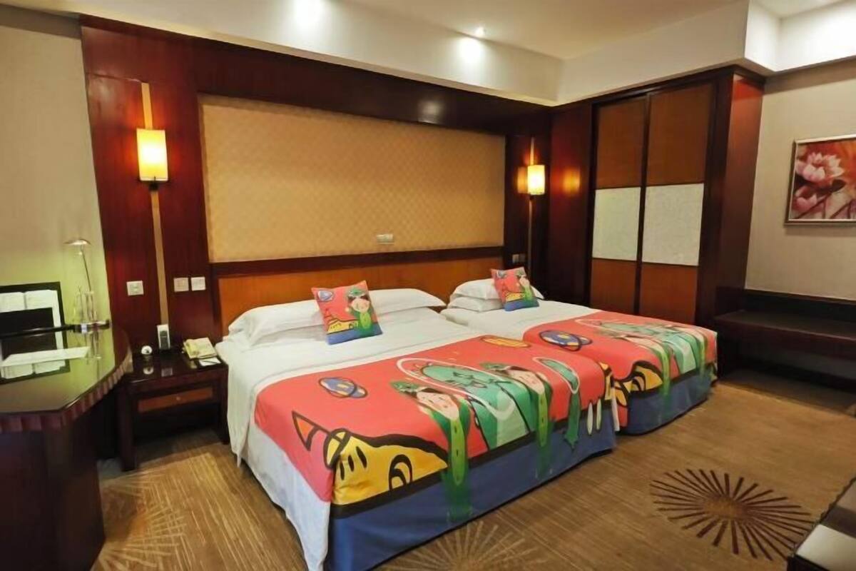 Cofres nos quartos, escrivaninha, cortinas blackout, Wi-Fi de cortesia