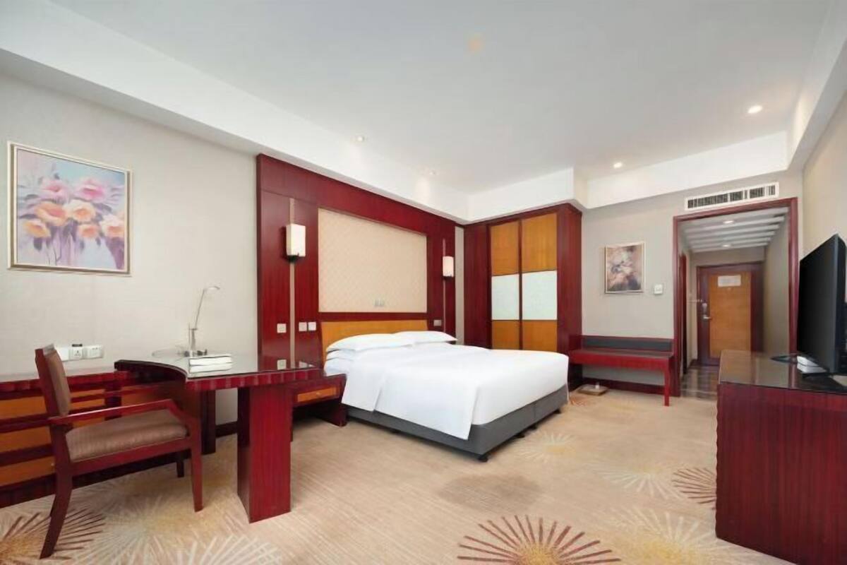 Cofres nos quartos, escrivaninha, cortinas blackout, Wi-Fi de cortesia
