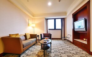 42-Zoll-Flachbildfernseher mit Kabelempfang, Fernseher, Tischfußball