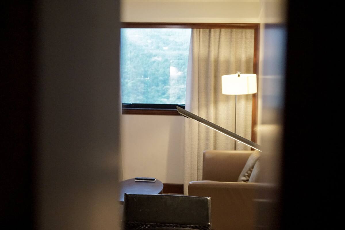 行政樓層精緻套房 | 起居区 | 42-英寸纯平电视（配备有线频道）、电视、桌上足球