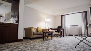 42-tommers fladskærms-tv med kabelkanaler, tv, bordfodbold