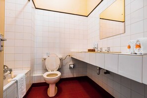 Habitación doble superior | Baño | Tina con regadera, tina profunda, toallas 
