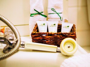 Kombinert dusj/badekar, dype avslapningsbadekar og håndklær