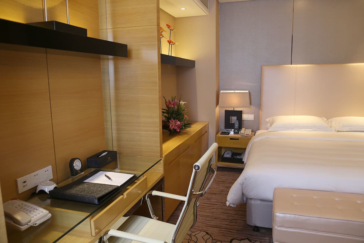 Deluxe Double Room | Minibar, in-room safe, desk, blackout drapes