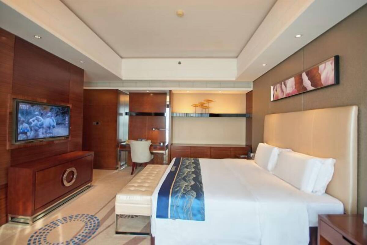 Minibar, caja de seguridad en la habitación y escritorio