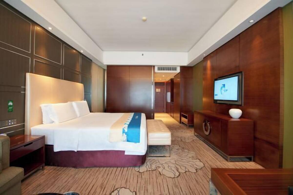 Minibar, caja de seguridad en la habitación y escritorio