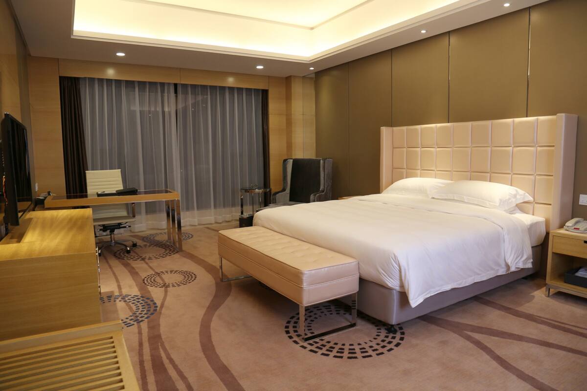 ห้องดีลักซ์สวีท | มินิบาร์, ตู้นิรภัยในห้องพัก, โต๊ะทำงาน, ผ้าม่านกันแสง