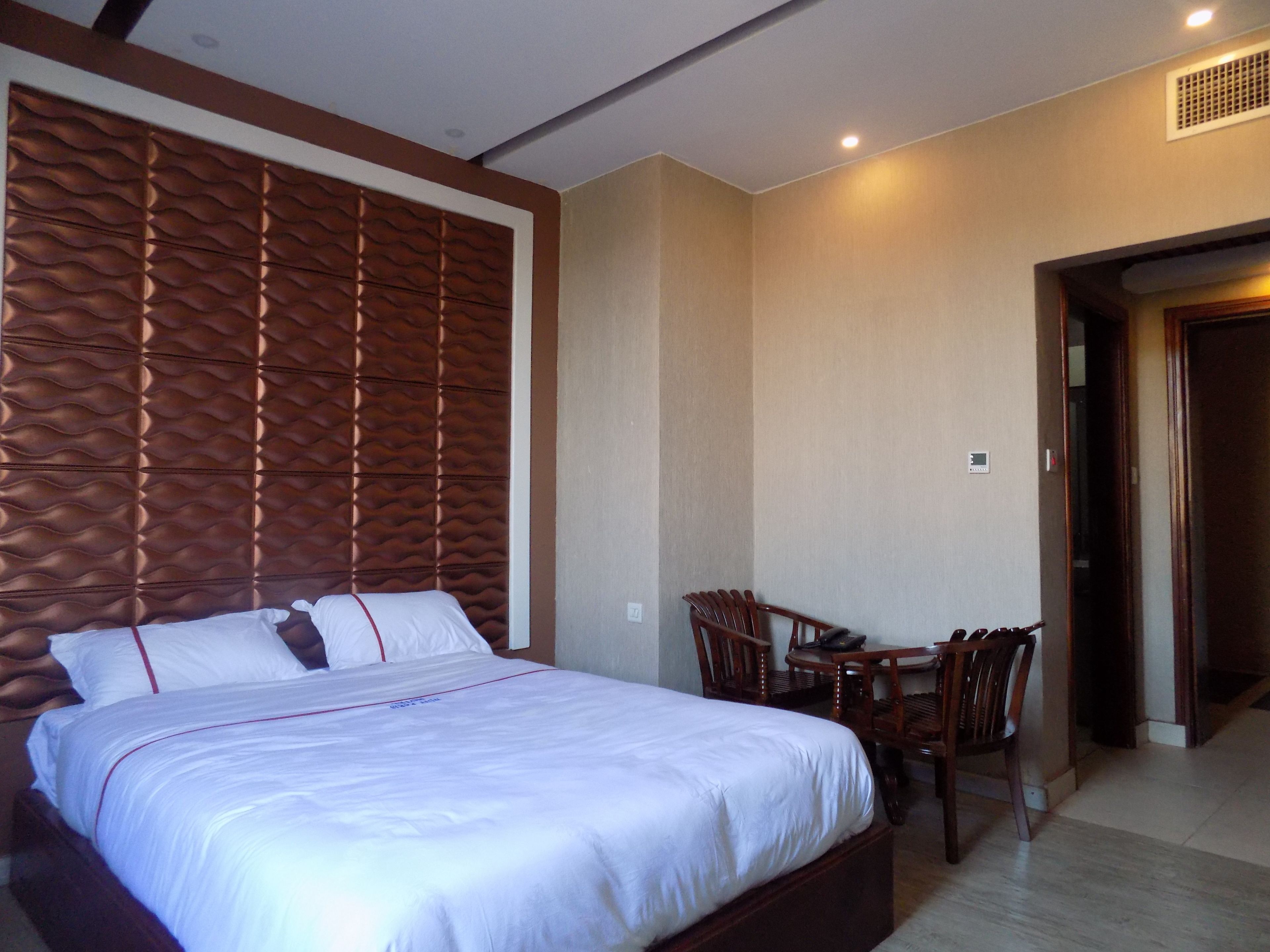 Escrivaninha, quartos à prova de som, Wi-Fi de cortesia, roupa de cama