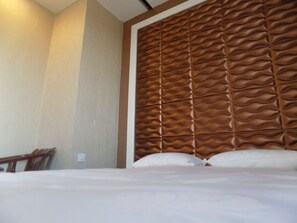 Escritorio, sistema de insonorización, wifi gratis y ropa de cama 